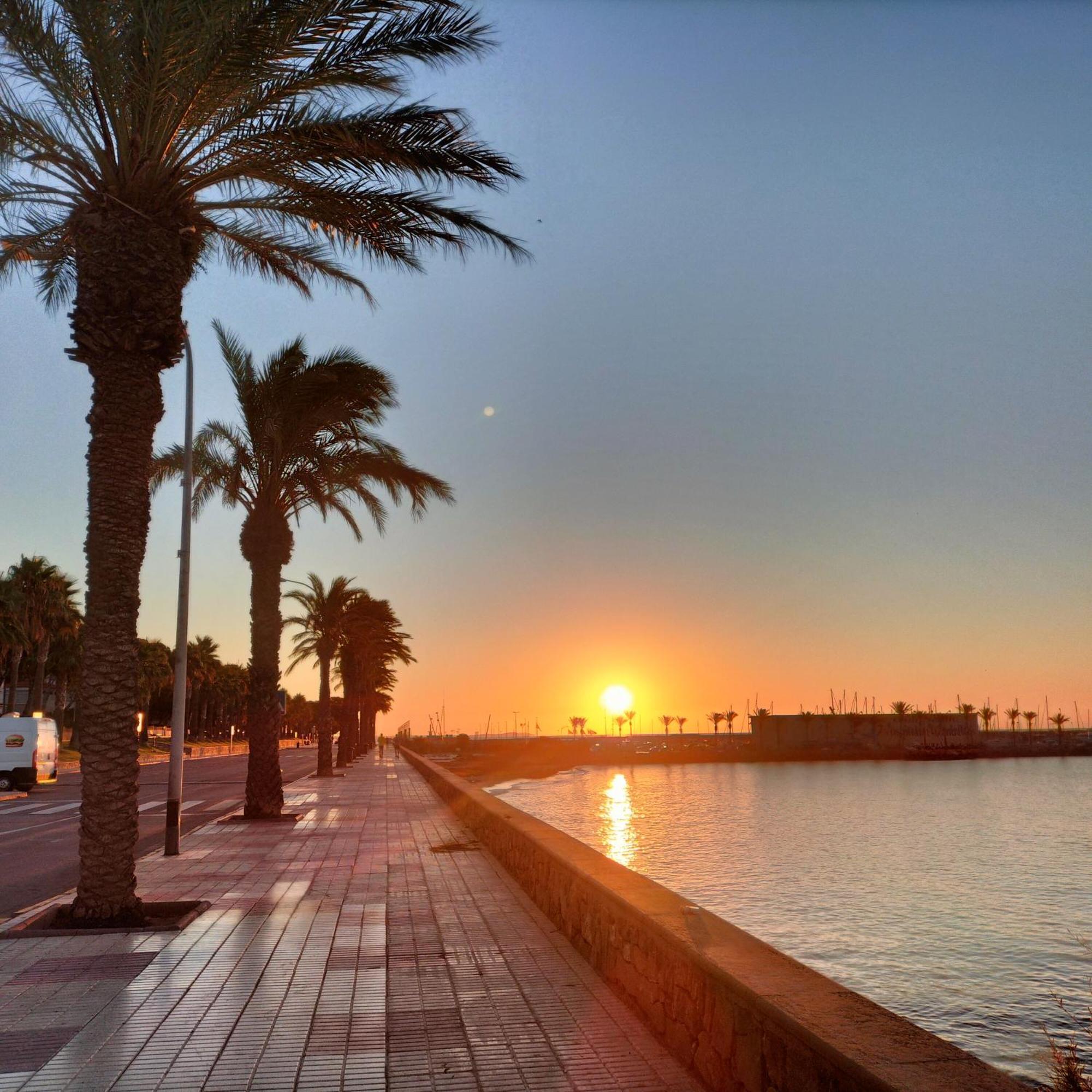 1ª Linea Reformado Y Frente Al Puerto Deportivo Firmamos Contrato Si El Cliente Lo Solicita Aunque Es Necesario Hacer La Reserva Para Poder Comunicarse Hospitalet De L'Infant Exterior foto